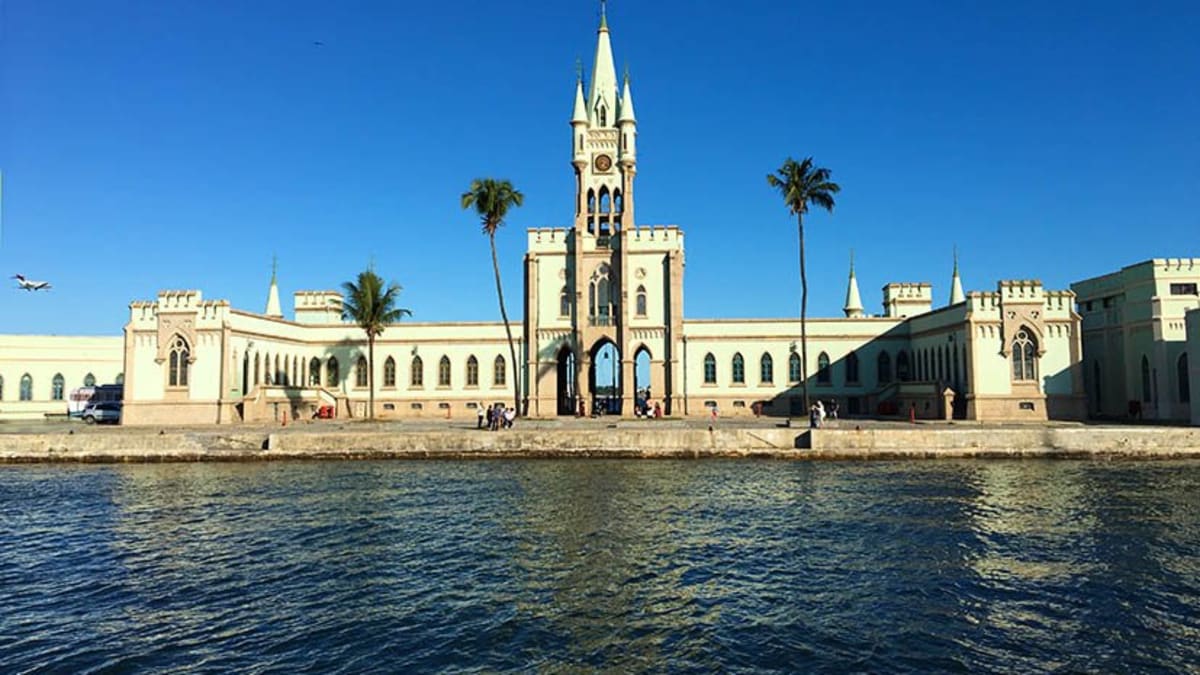 Ilha Fiscal abre temporada de férias com passeios de barco e visitas ao castelo