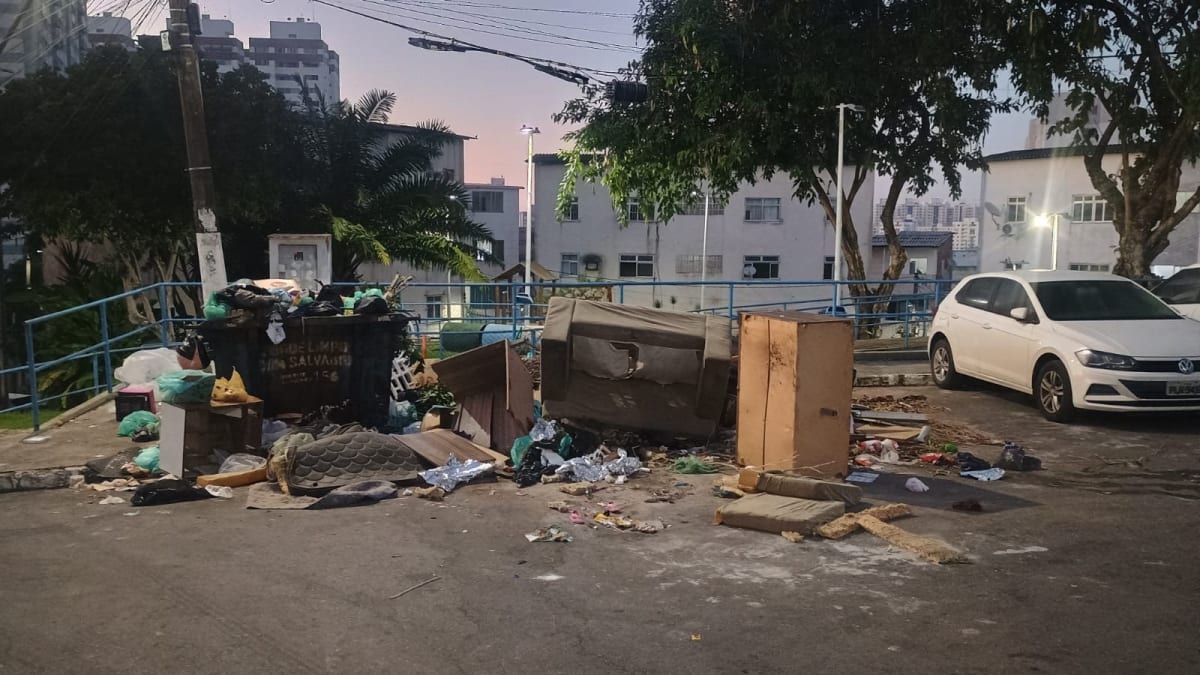 Moradores denunciam acúmulo de lixo e entulho no antigo final de linha do Doron