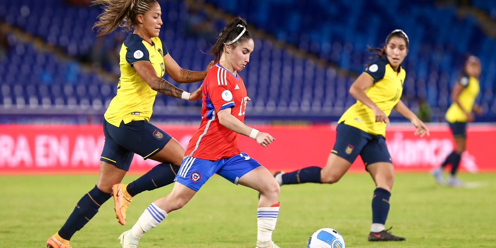 Participa de painéis de futebol feminino em conferência nos EUA