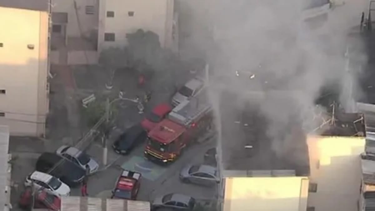 Incêndio atinge prédio próximo à Avenida Brasil na altura de Irajá