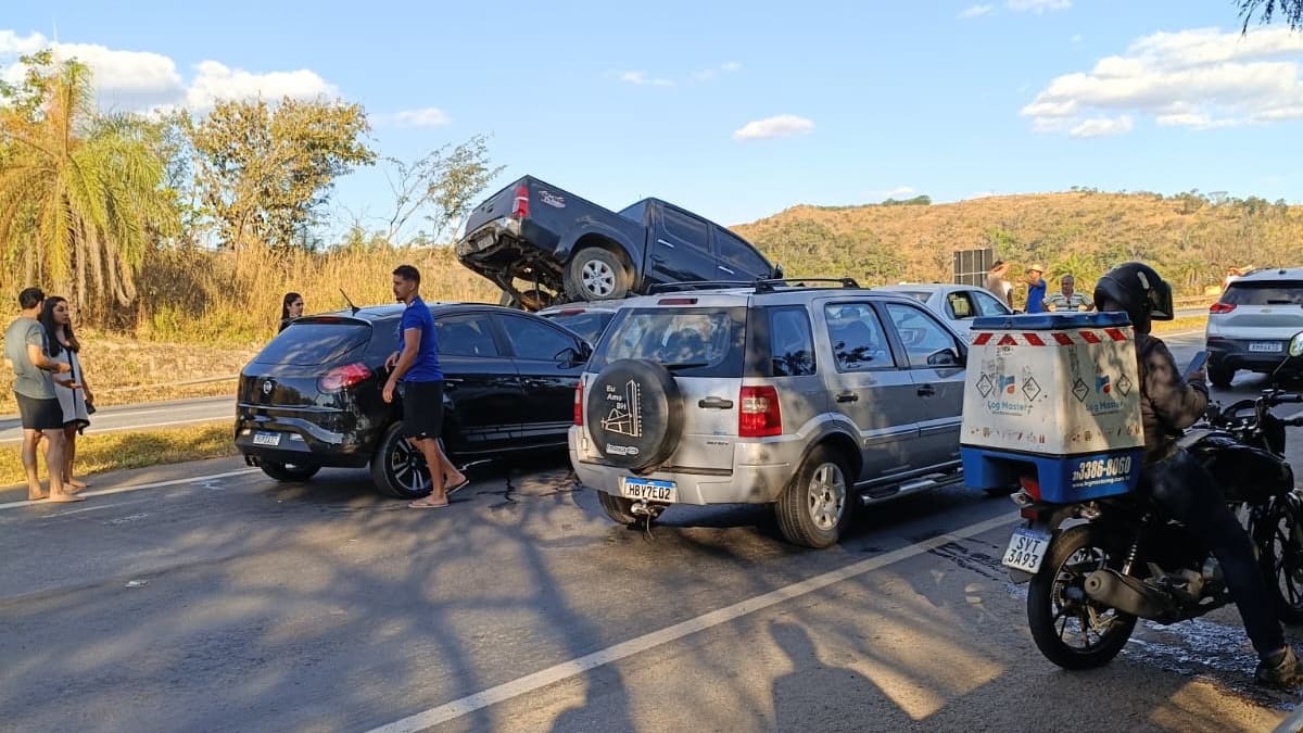 Engavetamento com cinco veículos deixa duas pessoas feridas na BR-040 em Esmeraldas