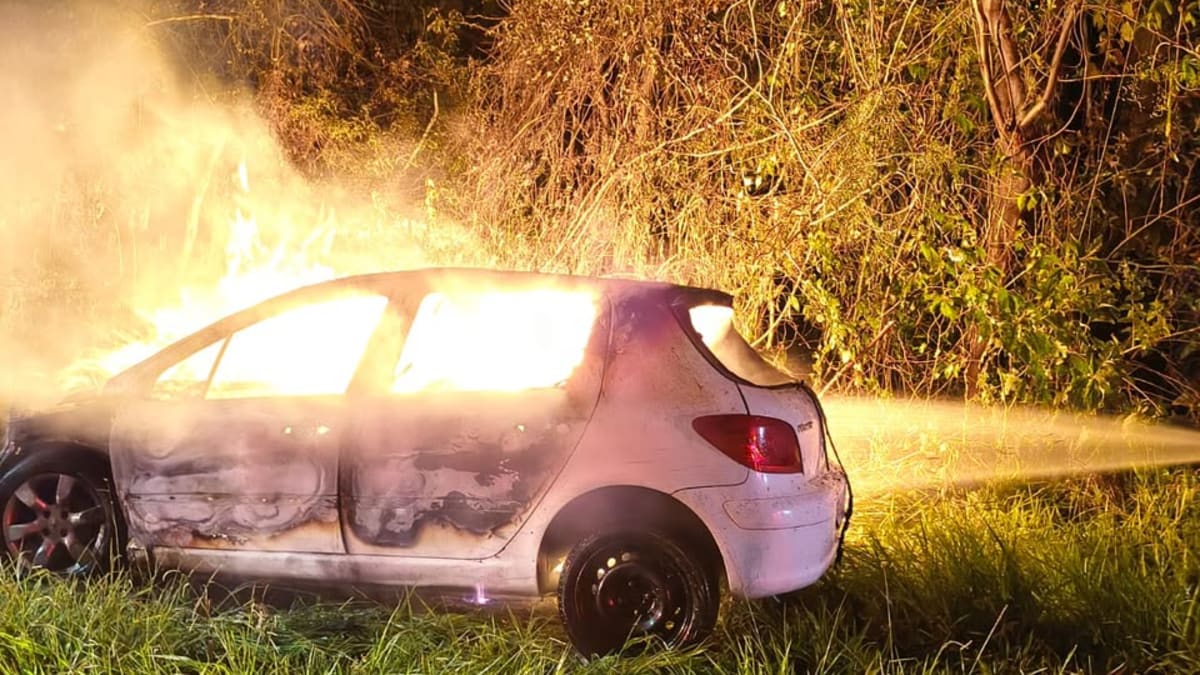 Carro é destruído por incêndio durante a madrugada em Tubarão
