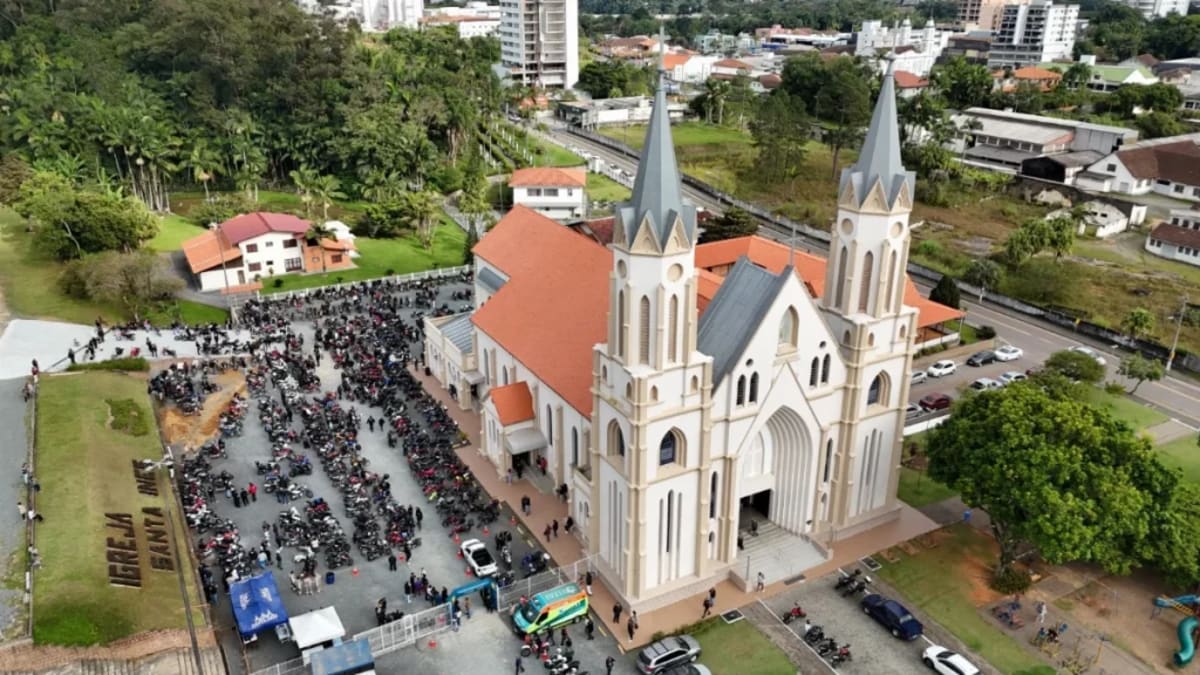 Polícia Militar acompanha motociata da Festa de Santa Inês em Indaial