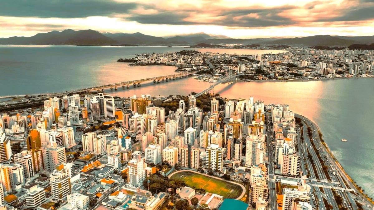 Carro avança sinal vermelho e causa acidente grave na Avenida Beira-Mar Norte em Florianópolis