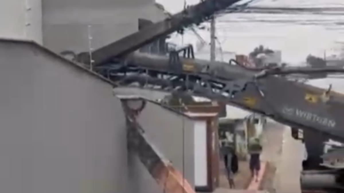 Queda de estrutura bloqueia trânsito nos bairros Areias e Santa Regina em Balneário Camboriú