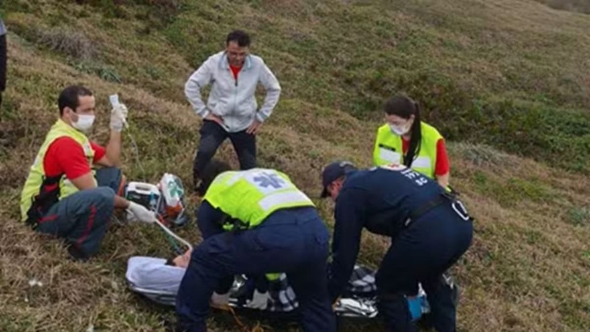 Homem fica ferido após queda ao tentar decolar com parapente em Laguna