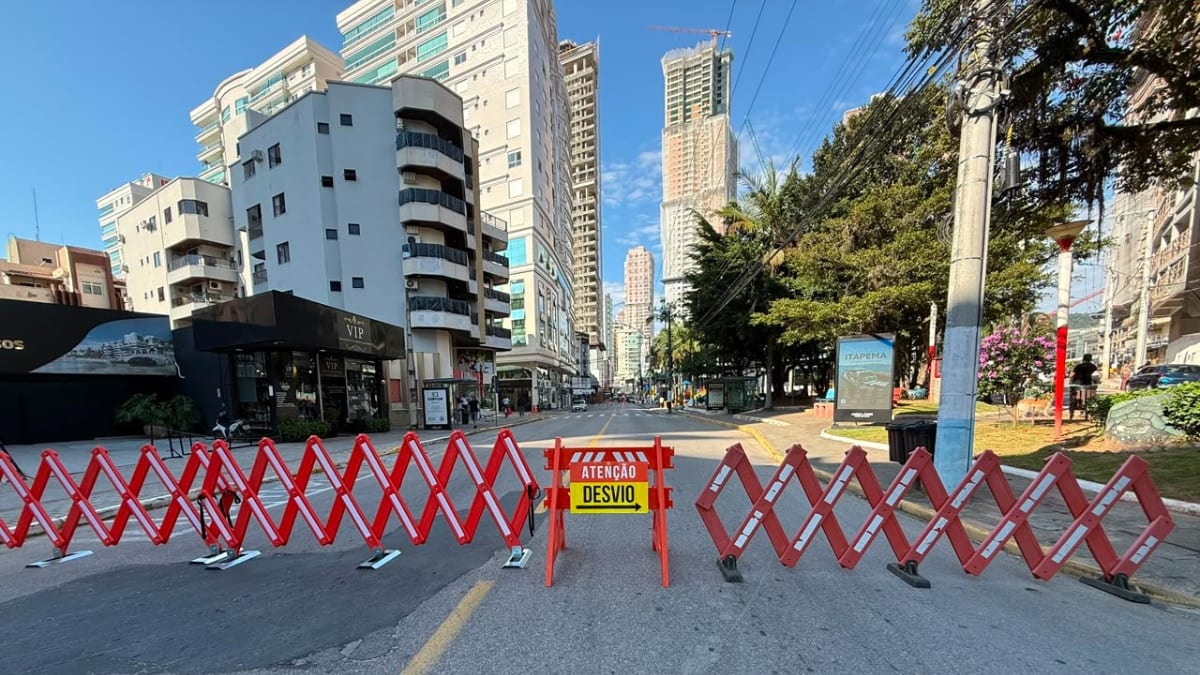 Trânsito em Itapema é desviado pela Avenida Beira-Mar durante interdição na Avenida Nereu Ramos