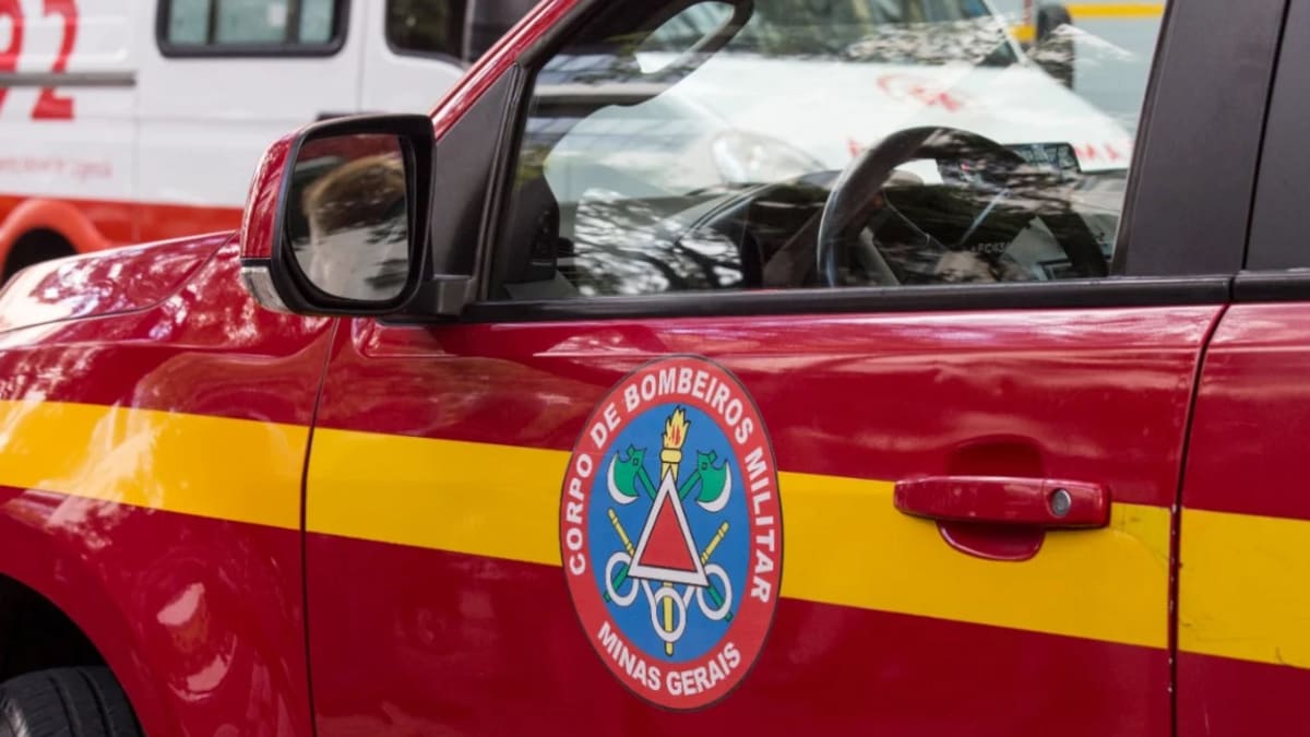 Bombeiros realizam buscas após carro cair em lagoa em Minas Gerais