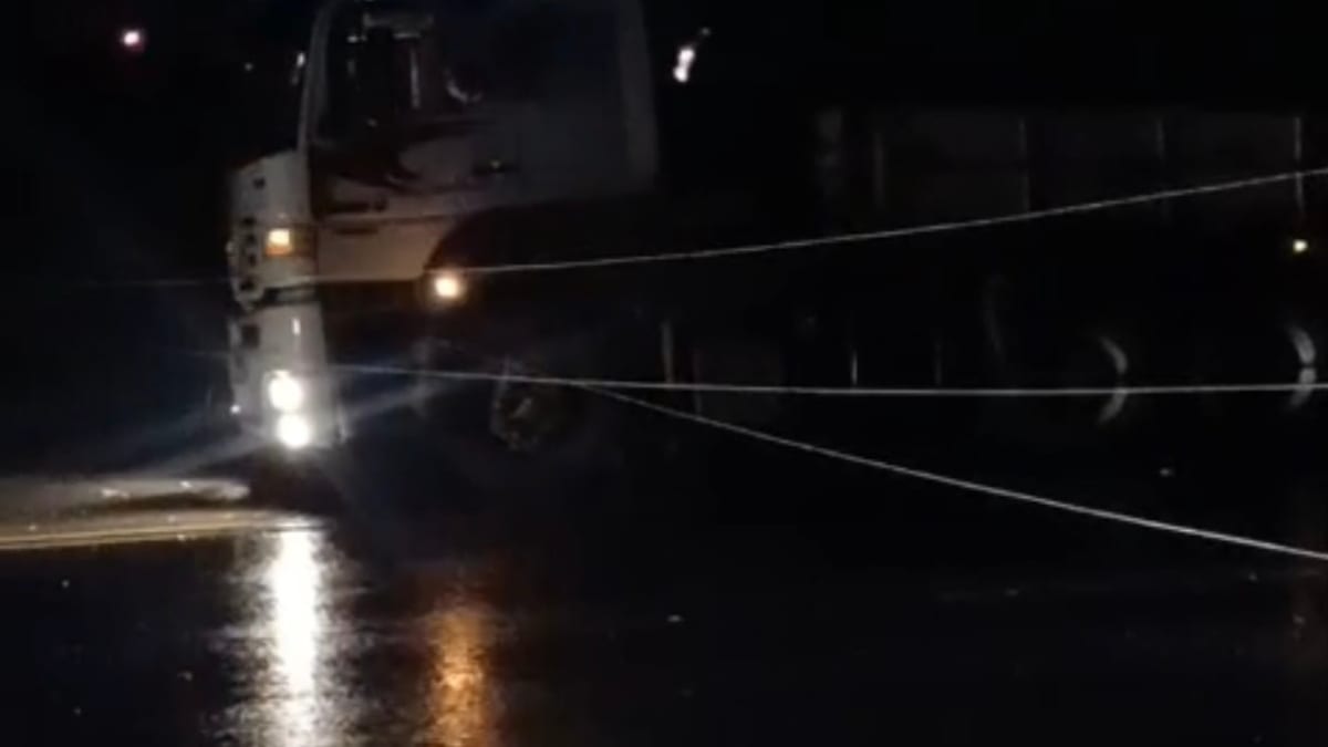 Rodovia Serra das Antas é interditada após queda de poste e fios de energia