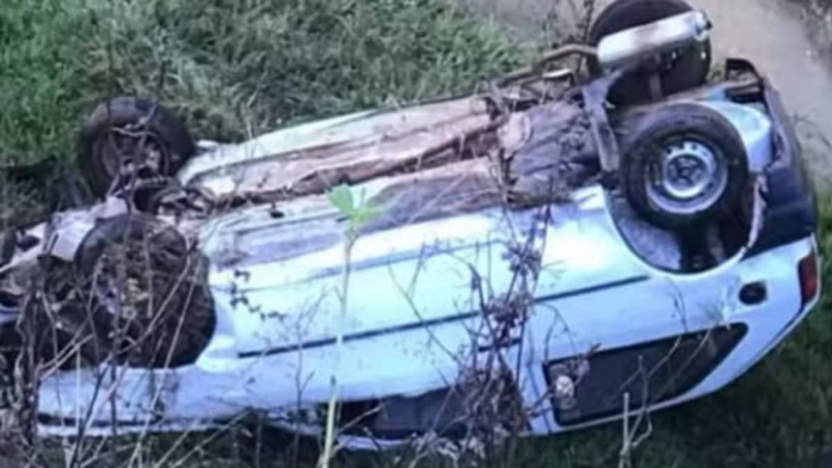 Carro capota e é encontrado em córrego em Muniz Freire