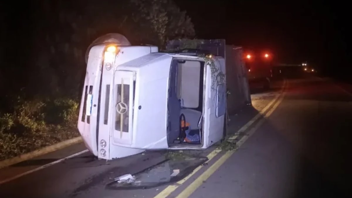 Caminhão tomba na BR-282 em Alfredo Wagner com motorista ferido