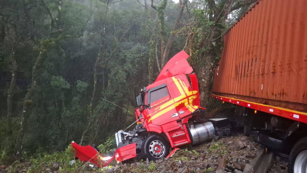 Motorista fica ferido após carreta perder controle e quase cair em barranco na Serra Gaúcha