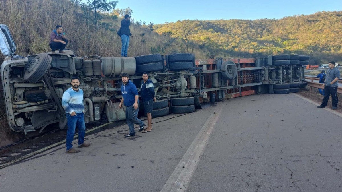 Motorista fica preso às ferragens após tombamento de caminhão na Rodovia Fernão Dias em Igarapé