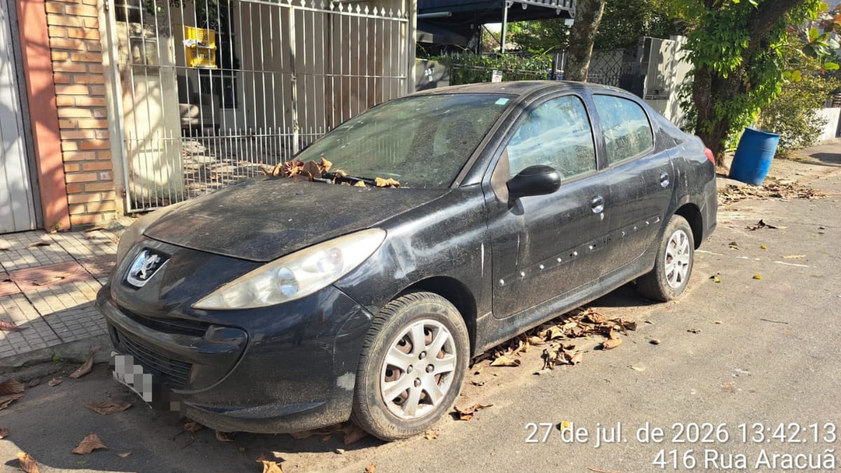 Veículo abandonado com licenciamento vencido é removido em Balneário Camboriú