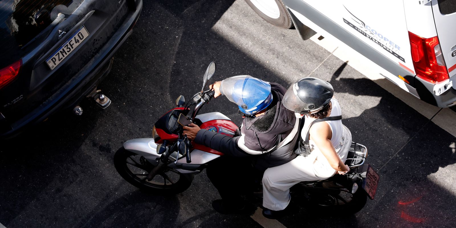 Bombeiros do Rio reforçam uso do capacete no Dia do Motociclista