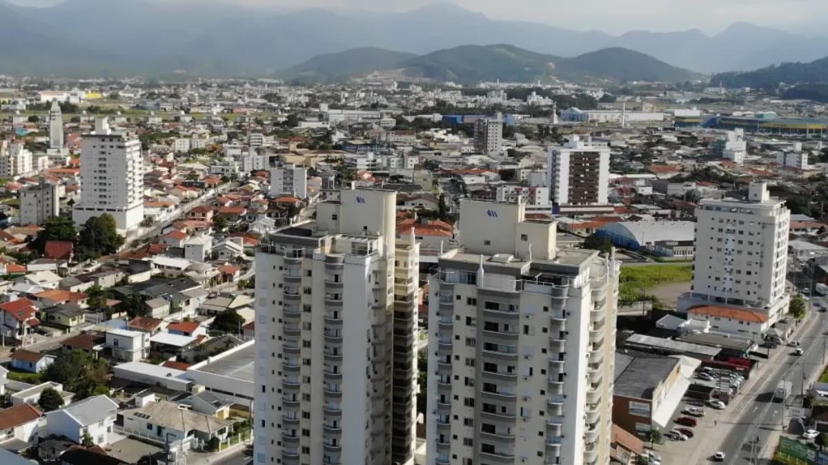 Adolescente é encontrada morta em Palhoça após desaparecimento; homem de 25 anos morre atropelado e é investigado