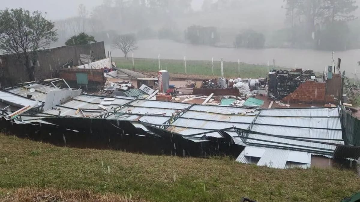 Temporal com microexplosão atmosférica causa danos em cerca de 200 residências e deixa 30 desalojados na Serra Gaúcha