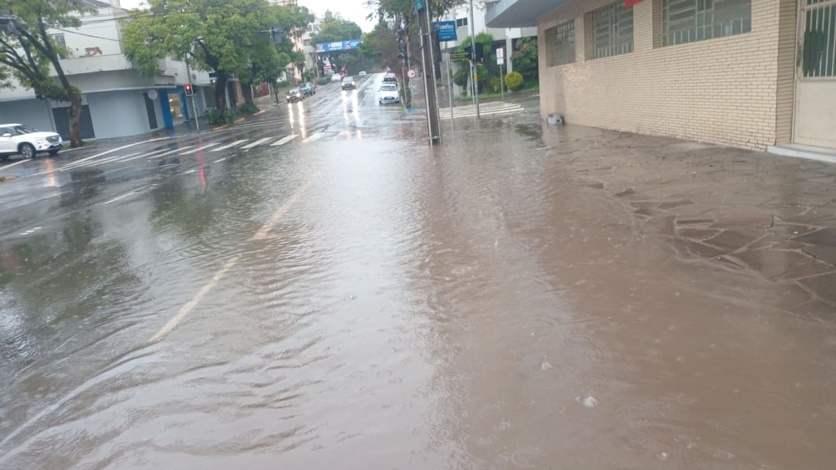 Sistema frontal provoca chuva forte e risco de temporais na Serra Gaúcha nesta terça-feira