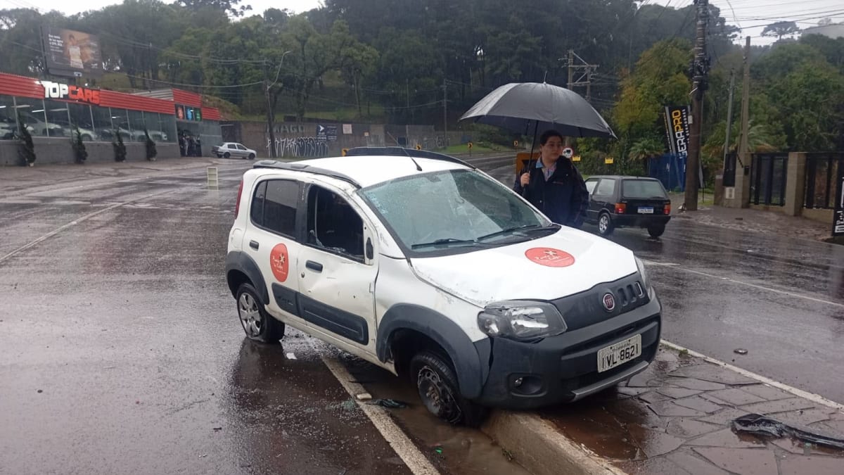 Motorista é resgatado após capotamento na VRS-813 em Farroupilha