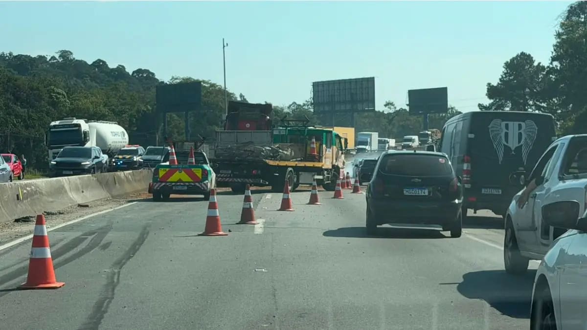Acidente bloqueia sentido Norte da BR-101 e causa congestionamento de mais de 20 km em Santa Catarina