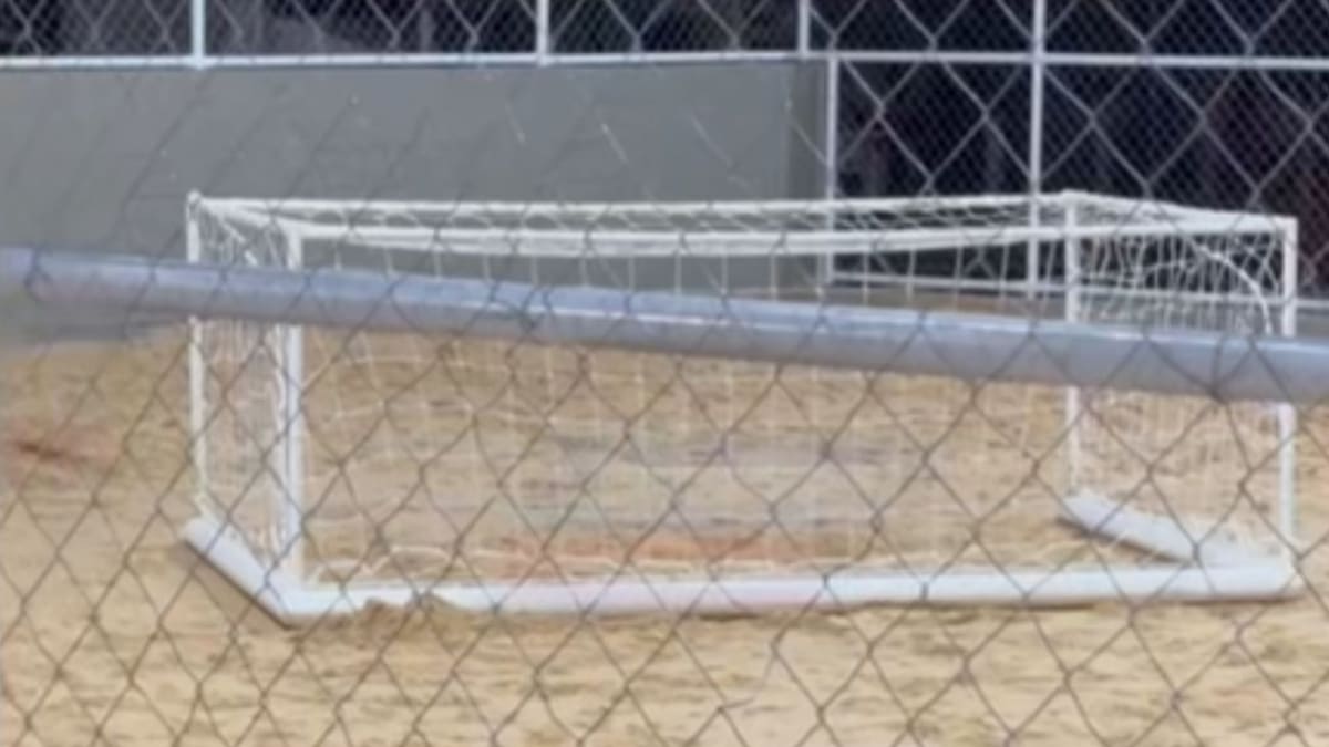 Menino de 10 anos morre após ser atingido por trave de futebol em Criciúma