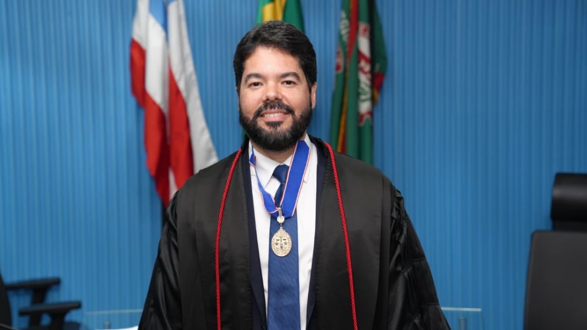 Desembargador Danilo Costa Luiz recebe Medalha do Mérito Eleitoral com Palma em Salvador