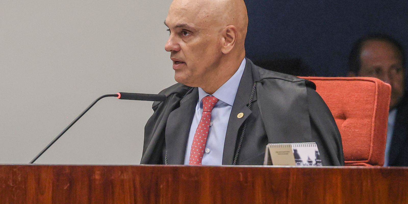 Moraes dá prazo para PGR sobre recusa de Flávio Bolsonaro em depor