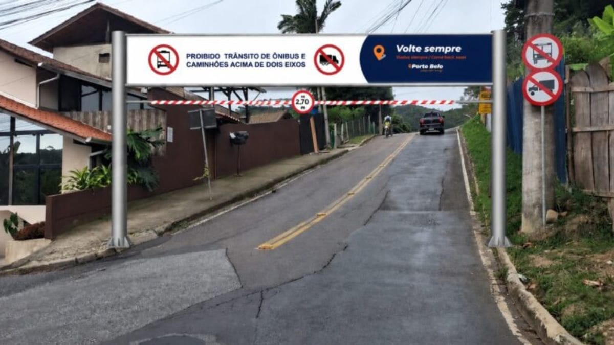 Porto Belo bloqueia trecho para instalar pórtico que restringe tráfego de caminhões e ônibus