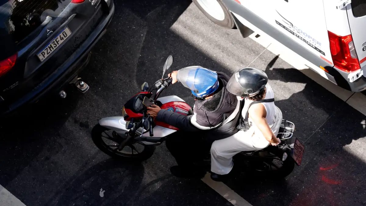 Corpo de Bombeiros alerta motociclistas sobre uso correto do capacete fechado