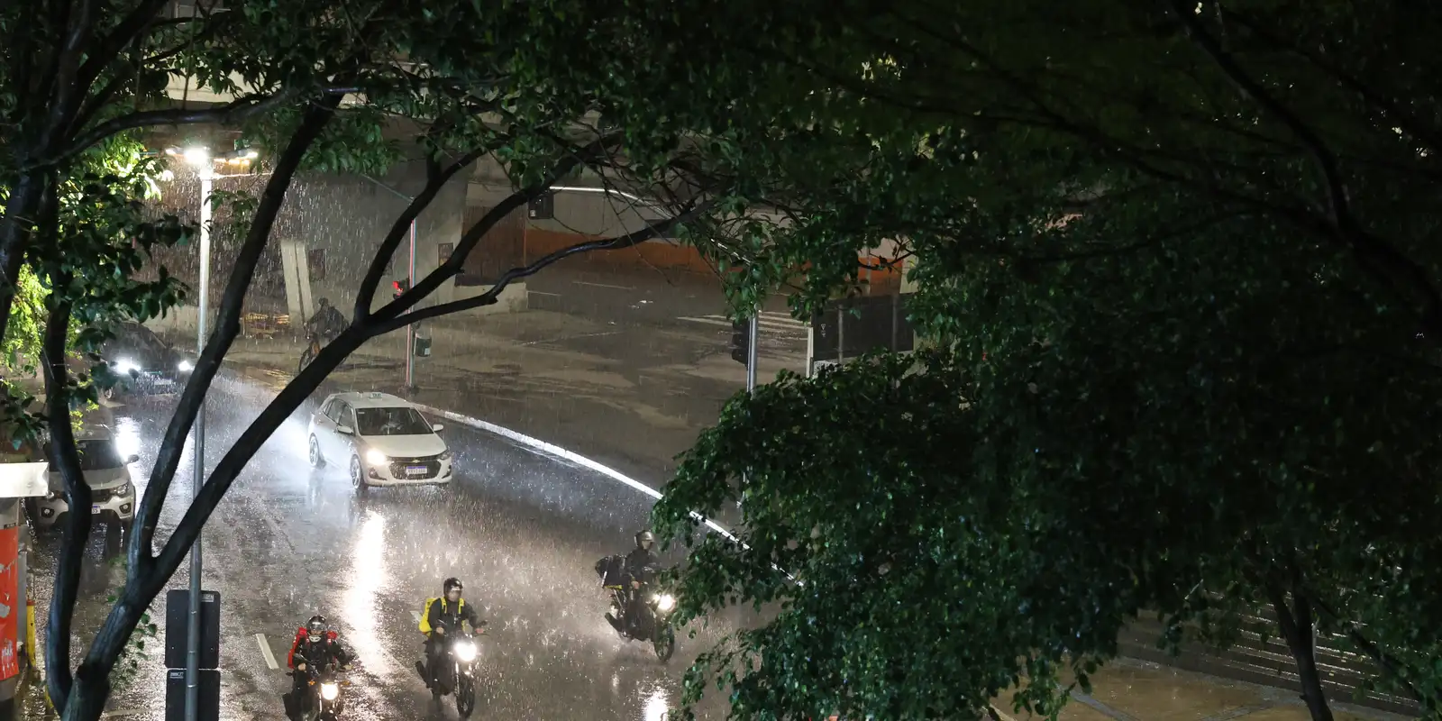 Nova frente fria traz chuvas fortes e ventos a São Paulo