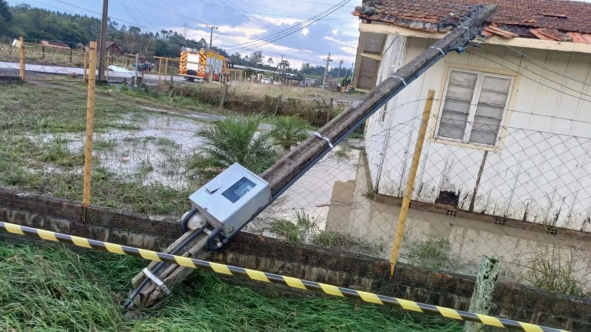 Poste cai sobre casa e deixa família desalojada em Agrolândia