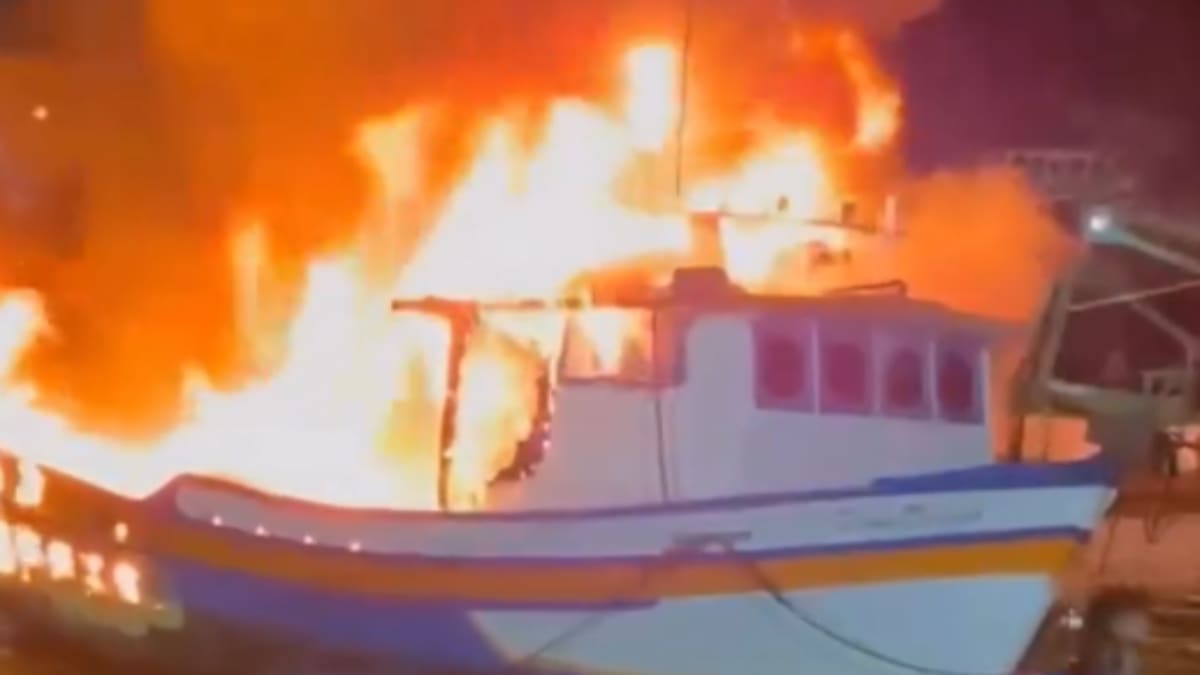 Incêndio atinge embarcação de pesca em Penha e mobiliza bombeiros e moradores