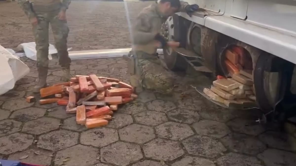 Motorista paraguaio é preso com 581 quilos de maconha escondidos em tanques de carreta em Santa Catarina