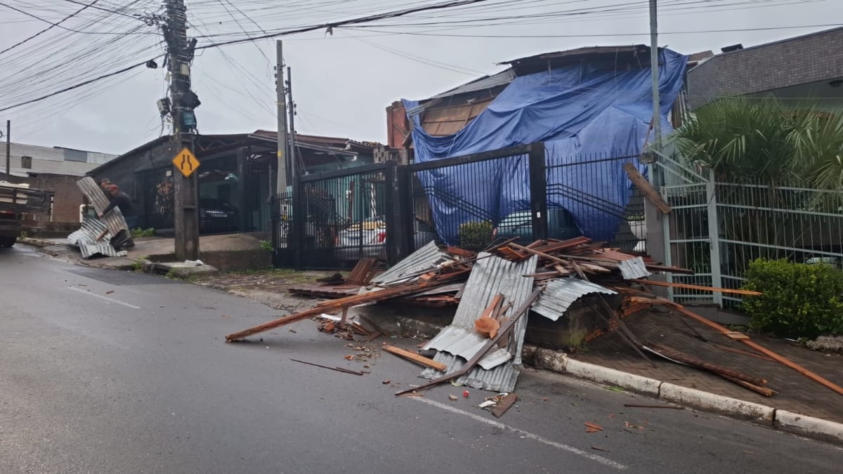 Chuvas atingem mais de 100 residências em Caxias do Sul e causam destelhamentos