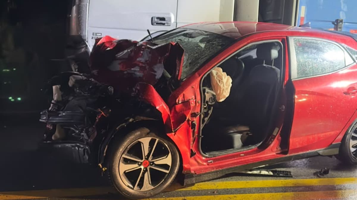 Motorista de carro morre em colisão com caminhão em Santa Catarina