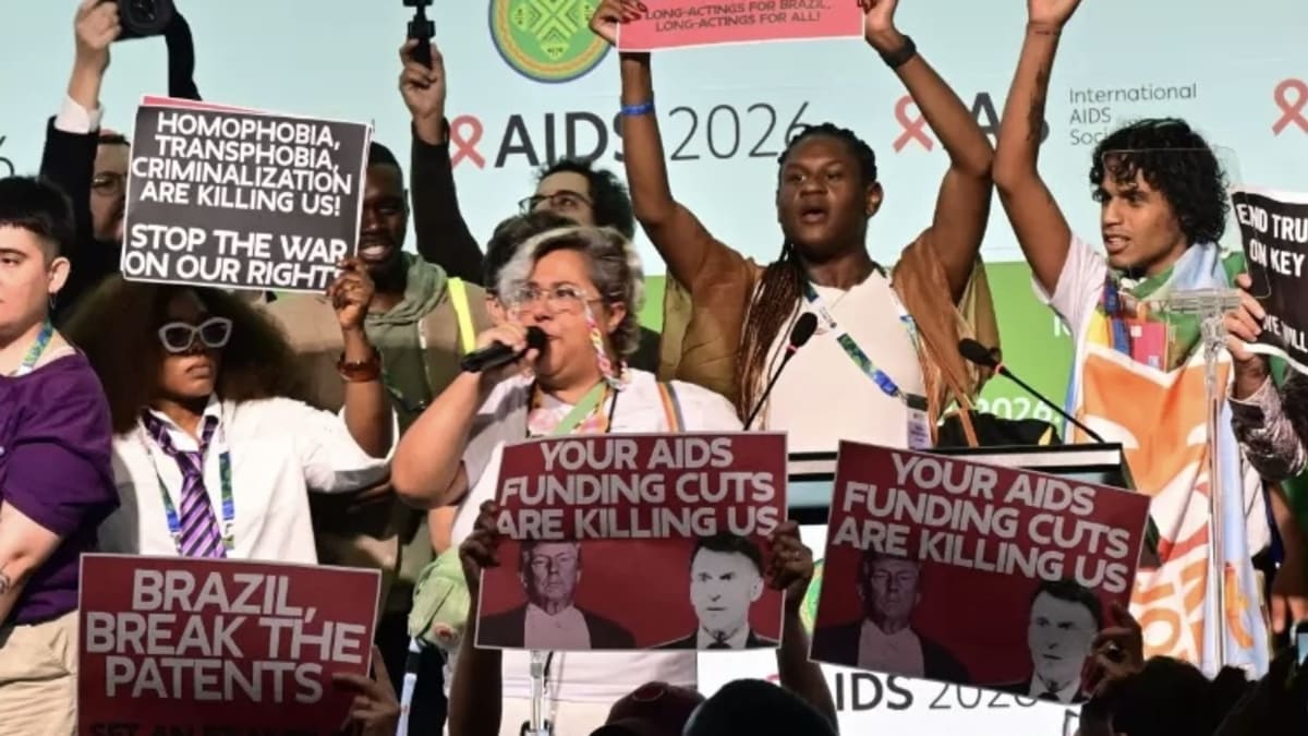 Ativistas protestam na abertura da 26ª Conferência Internacional sobre Aids no Rio de Janeiro