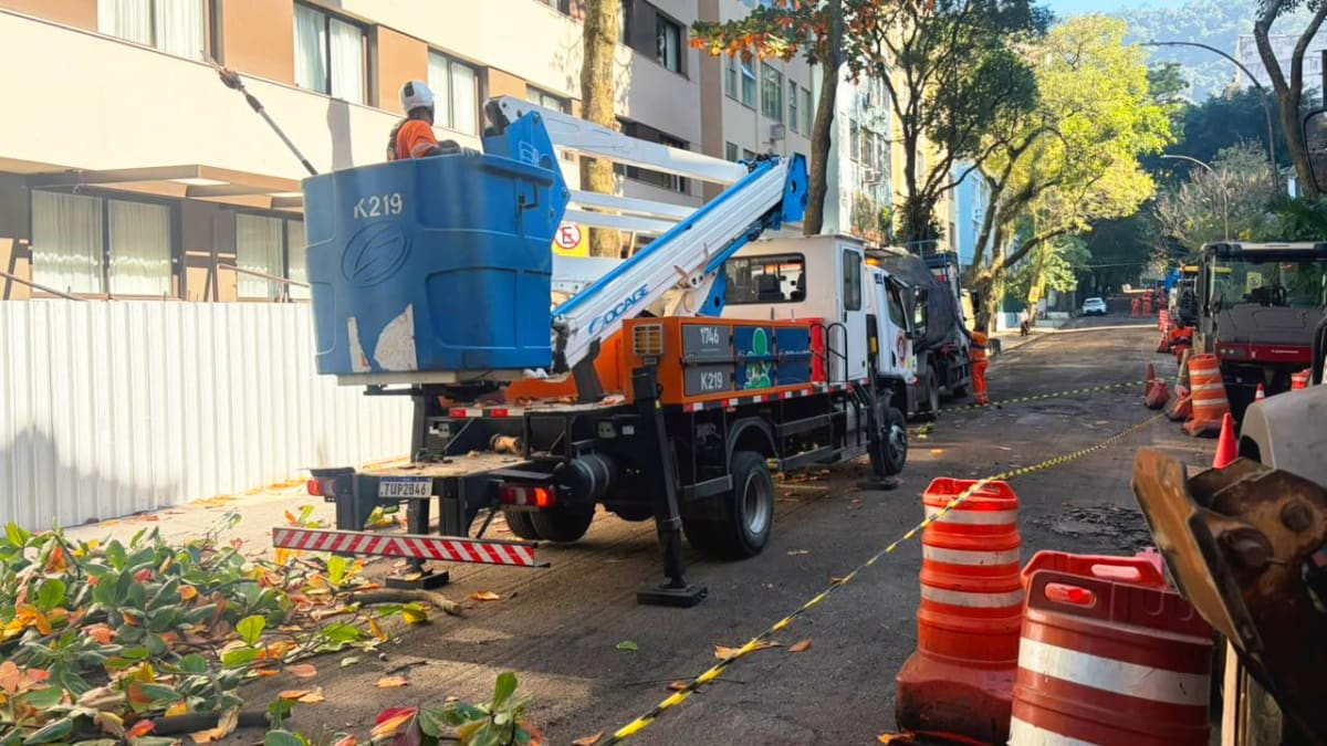 Rua Décio Vilares recebe operação de manutenção e conservação urbana em Copacabana
