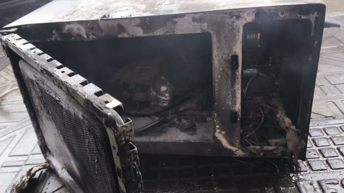 Micro-ondas provoca incêndio em sala comercial no Centro de Laguna