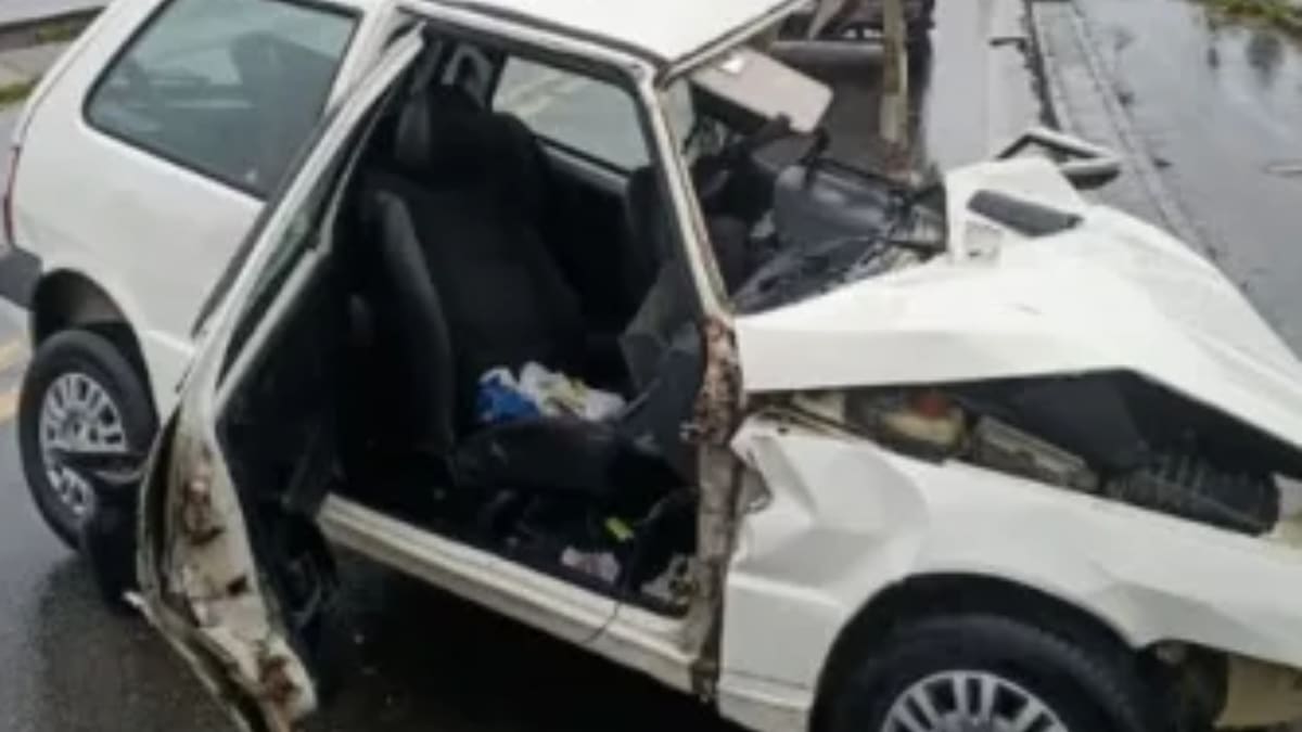 Acidente na marginal da BR-470 deixa motorista preso às ferragens e três feridos em Santa Catarina