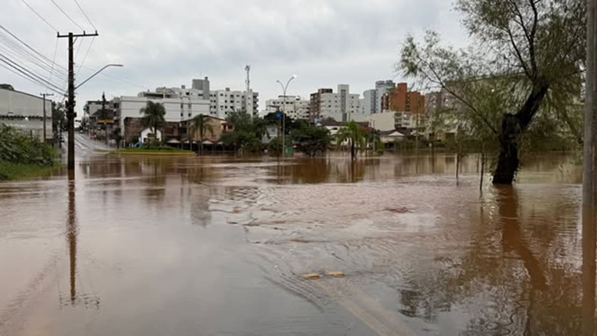 Defesa Civil mantém alerta vermelho para inundações na bacia do Rio Taquari no Rio Grande do Sul