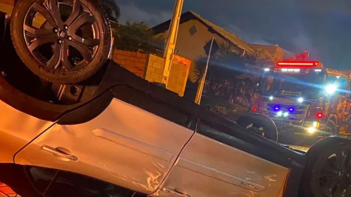 Mulher fica ferida após colisão e capotamento em Indaial