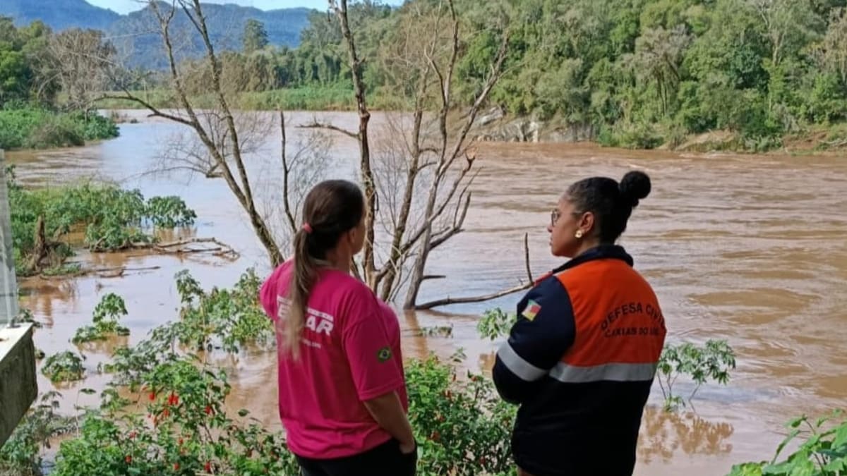 Defesa Civil alerta moradores sobre risco de enchentes em áreas próximas ao rio em Bento Gonçalves