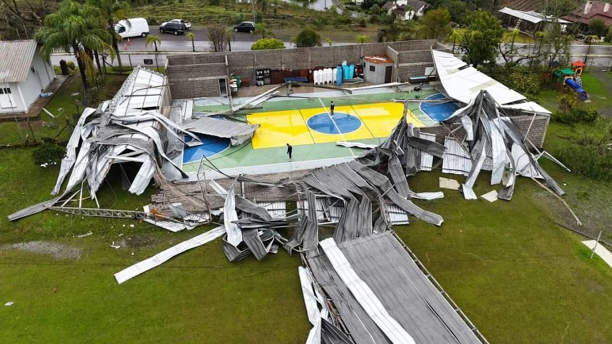 Temporal causa danos em residências e no estádio Alfredo Jaconi em Caxias do Sul