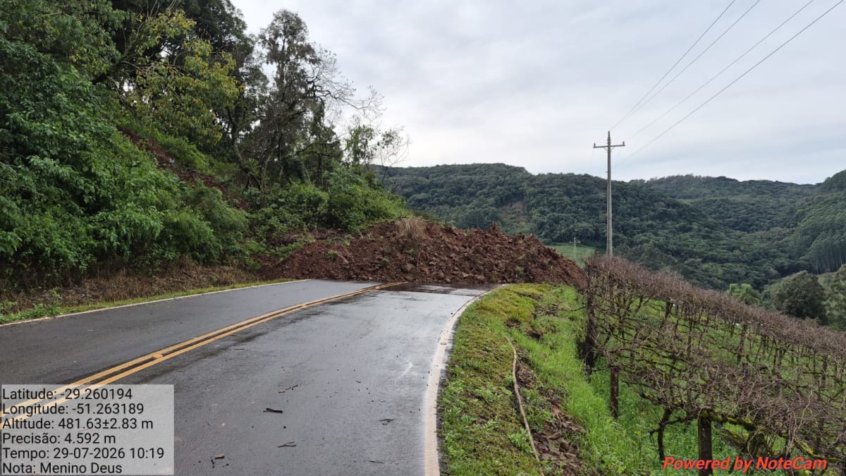 Queda de barreira bloqueia Estrada do Menino Deus e rompe açude em Forqueta, Caxias do Sul