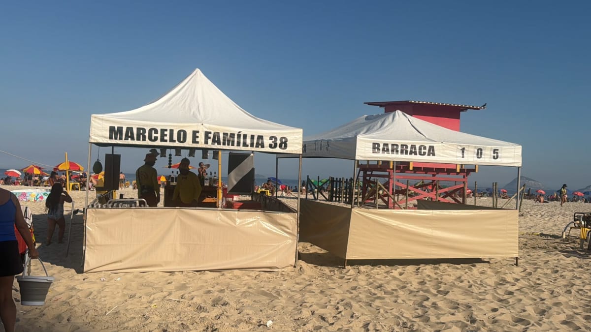 Vereador Flávio Valle vistoria Praia do Leme para acompanhar novo modelo padronizado de barracas
