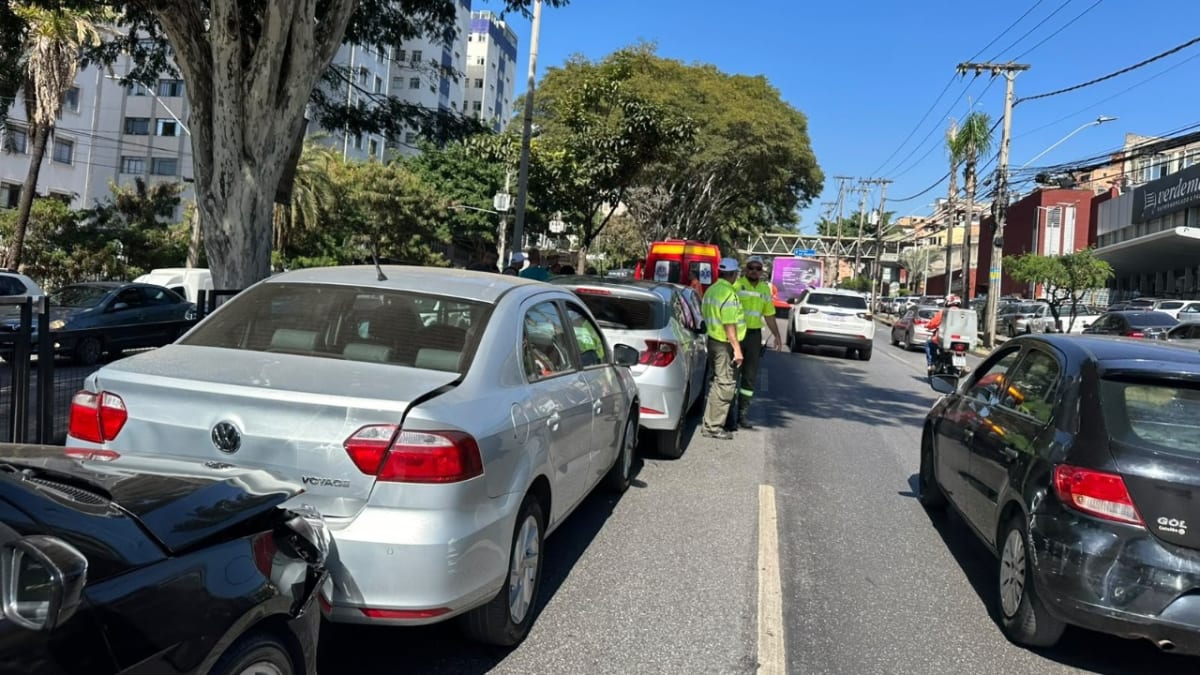 Acidente com cinco veículos deixa mulher ferida na Avenida Senhora do Carmo, em Belo Horizonte