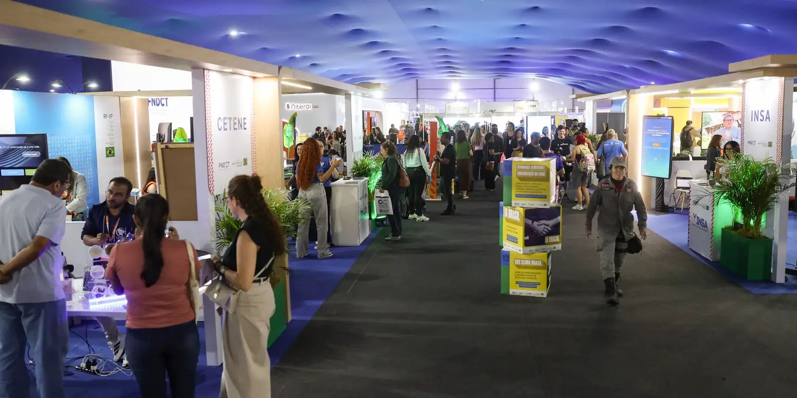 Maior feira científica da América Latina reúne 67 expositores em Niterói