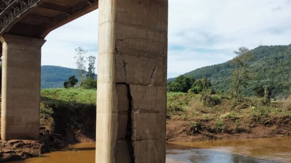 Ponte é interditada preventivamente devido a fissuras e alta do Rio Guaporé
