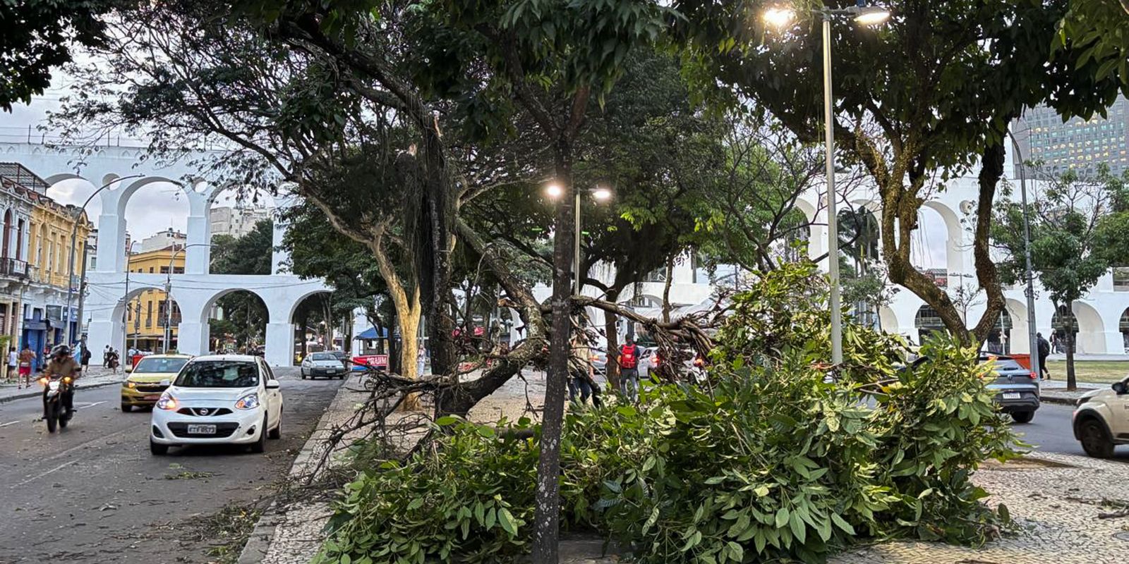Ventania forte causa queda de energia e danos no Rio de Janeiro