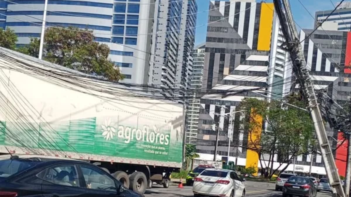 Caminhão danifica rede elétrica e inclina poste no bairro do Stiep, em Salvador